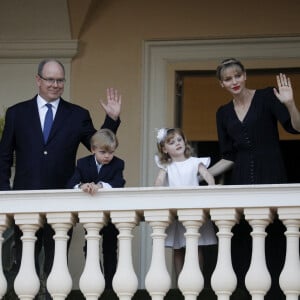 Albert de Monaco, la princesse Charlene et leurs enfants Jacques et Gabriella assistent au feu de la Saint Jean dans la cours du palais princier à Monaco. © Dylan Meiffret / Nice Matin / Bestimage