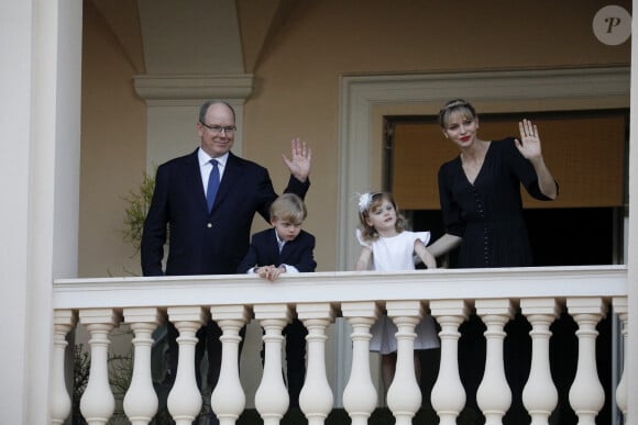 Albert de Monaco, la princesse Charlene et leurs enfants Jacques et Gabriella assistent au feu de la Saint Jean dans la cours du palais princier à Monaco. © Dylan Meiffret / Nice Matin / Bestimage