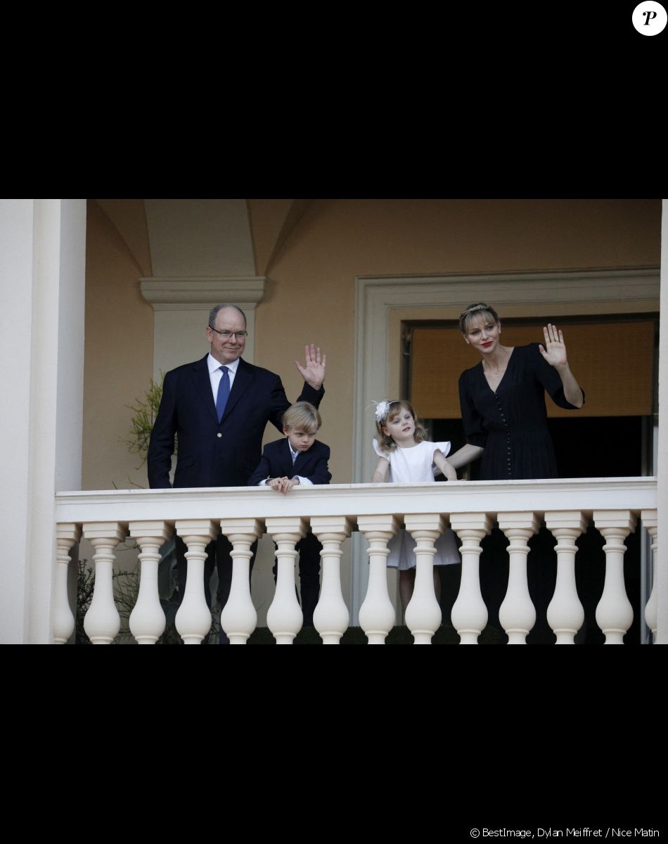 Albert de Monaco, la princesse Charlene et leurs enfants Jacques et Gabriella assistent au feu de la Saint Jean dans la cours du palais princier à Monaco. © Dylan Meiffret / Nice Matin / Bestimage