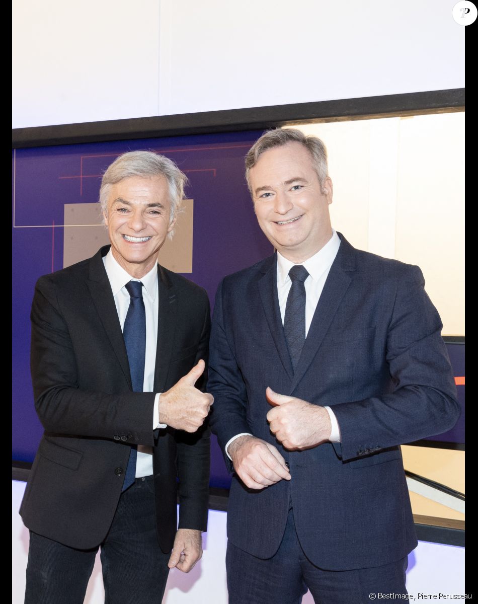 Exclusif - Cyril Viguier et Jean-Baptiste Lemoyne, Ministre délégué auprès du ministre de l'Europe et des Affaires étrangères, chargé du Tourisme, des Français de l'étranger et de la Francophonie et auprès du ministre de l'Économie, des Finances et de la Relance, chargé des PME) lors de l'émission "Face aux territoires" présentée par C.Viguier dans les studios de TV5 Monde à Paris, France, le 13 janvier 2022. © Pierre Perusseau/Bestimage