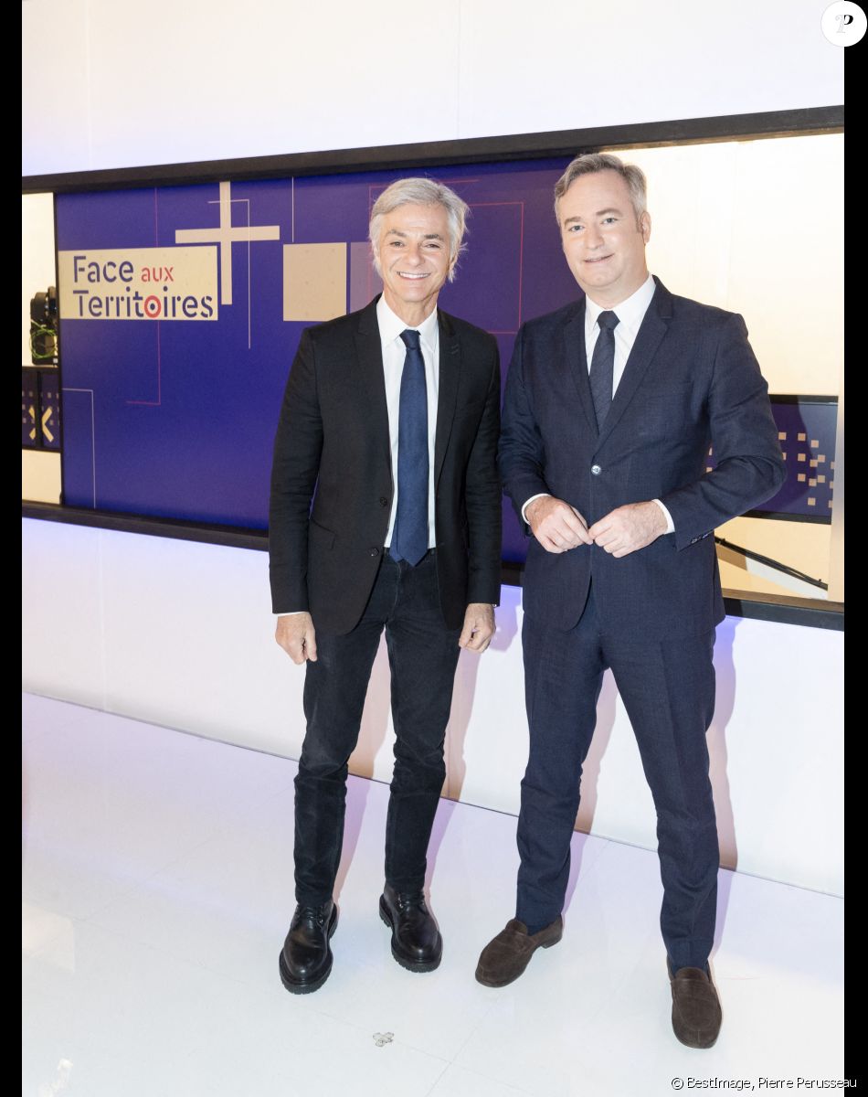 Exclusif - Cyril Viguier et Jean-Baptiste Lemoyne, Ministre délégué auprès du ministre de l'Europe et des Affaires étrangères, chargé du Tourisme, des Français de l'étranger et de la Francophonie et auprès du ministre de l'Économie, des Finances et de la Relance, chargé des PME) lors de l'émission "Face aux territoires" présentée par C.Viguier dans les studios de TV5 Monde à Paris, France, le 13 janvier 2022. © Pierre Perusseau/Bestimage