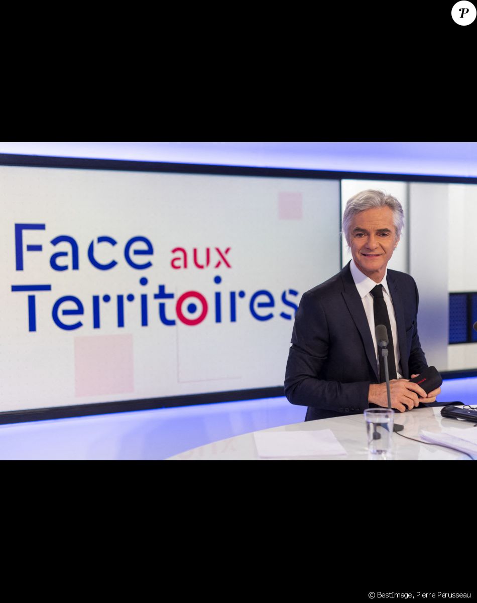 Exclusif - Cyril Viguier lors de son émission "Face aux territoires" dans les studios de TV5 Monde à Paris, le 25 novembre 2021. © Pierre Perusseau/Bestimage