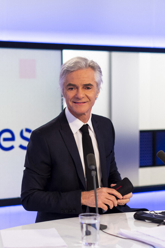 Exclusif - Cyril Viguier lors de son émission "Face aux territoires" dans les studios de TV5 Monde à Paris, le 25 novembre 2021. © Pierre Perusseau/Bestimage