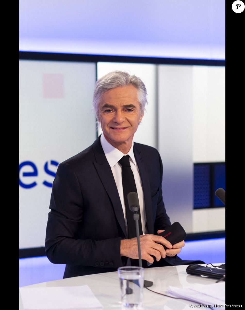 Exclusif - Cyril Viguier lors de son émission "Face aux territoires" dans les studios de TV5 Monde à Paris, le 25 novembre 2021. © Pierre Perusseau/Bestimage