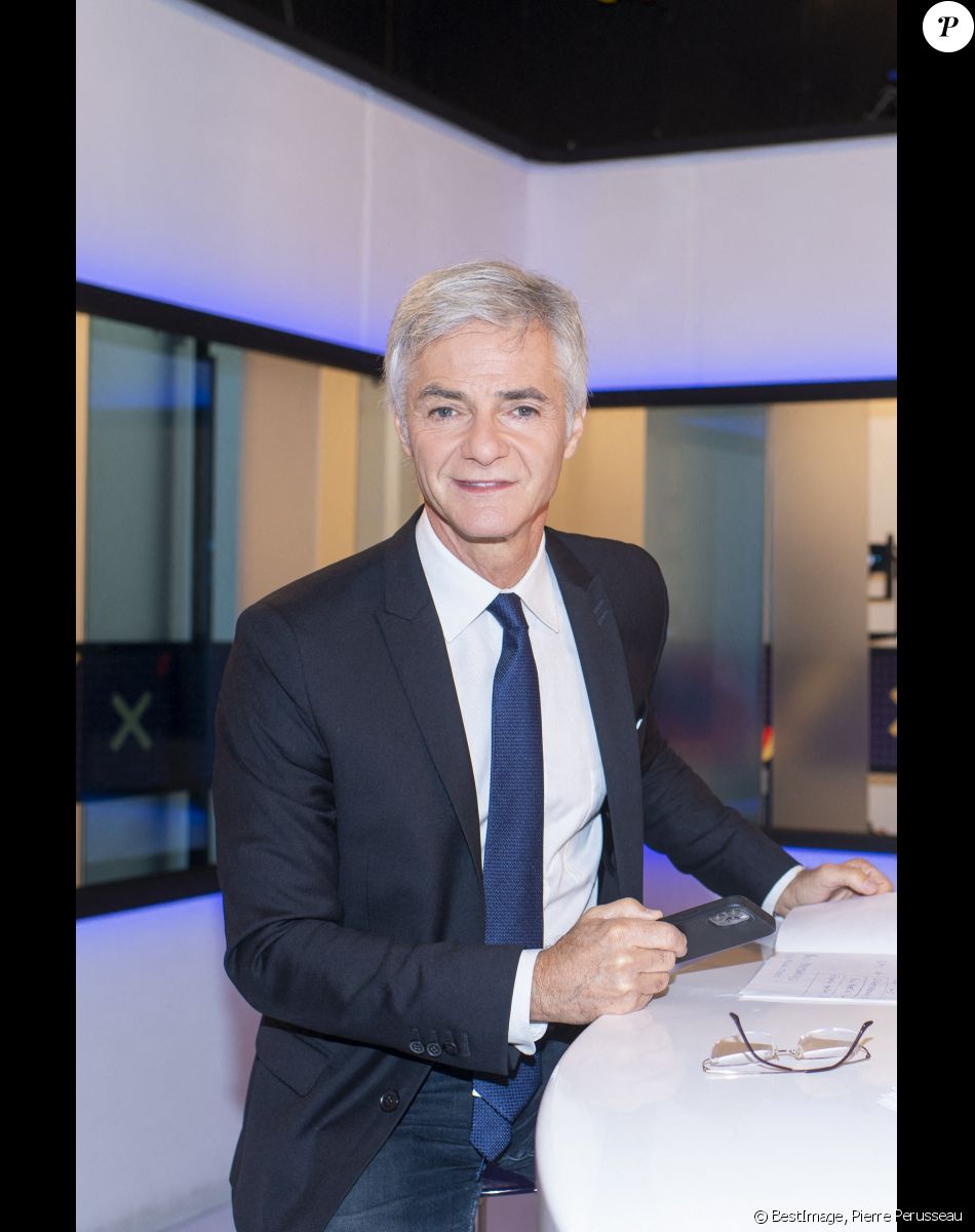 Exclusif - Cyril Viguier lors de l'émission "Face aux territoires" présentée par C.Viguier dans les studios de TV5 Monde à Paris, France, le 7 octobre 2021. © Pierre Perusseau/Bestimage