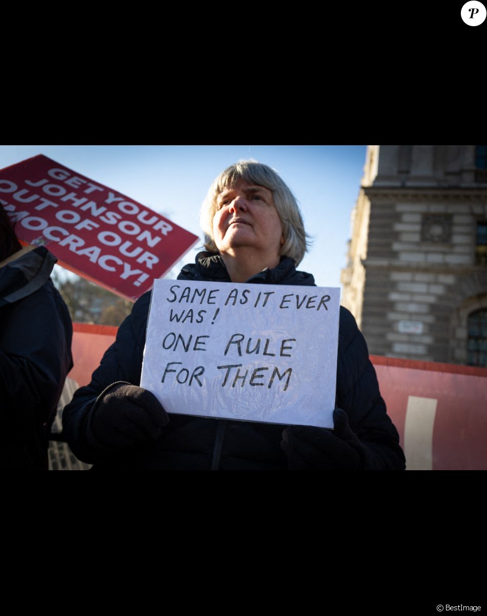 Manifestation contre Boris Johnson devant le Parlement à Londres, après que le premier ministre britannique ait avoué avoir participé à une fête à Downing Street pendant le premier confinement en mai 2020. Le 12 janvier 2021