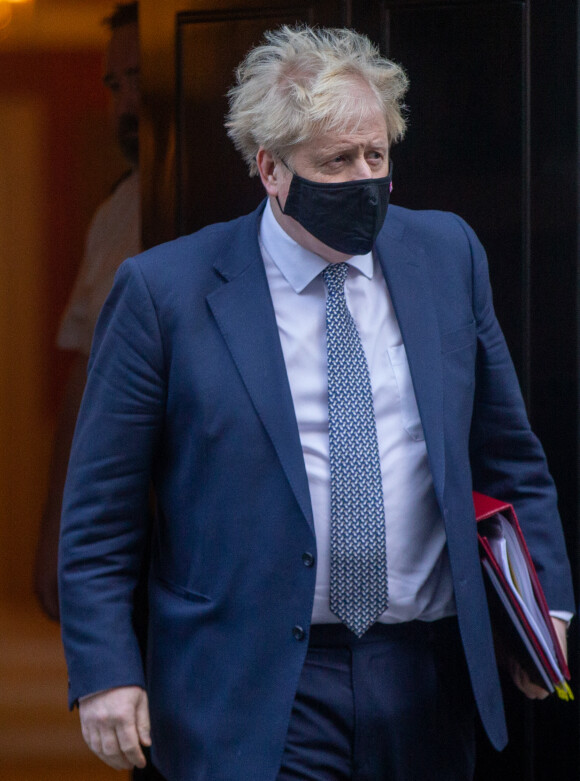 Le Premier ministre britannique Boris Johnson, au coeur d'un scandale, se rend au Parlement à Londres, le 12 janvier 2022. Boris Johnson a participé à une soirée "BYOB" (Apportez vos propres boissons) dans les jardins du 10 Downing Street le 20 mai 2020 en plein confinement lié à la pandémie de coronavirus (Covid-19). Le 12 janvier 2022.