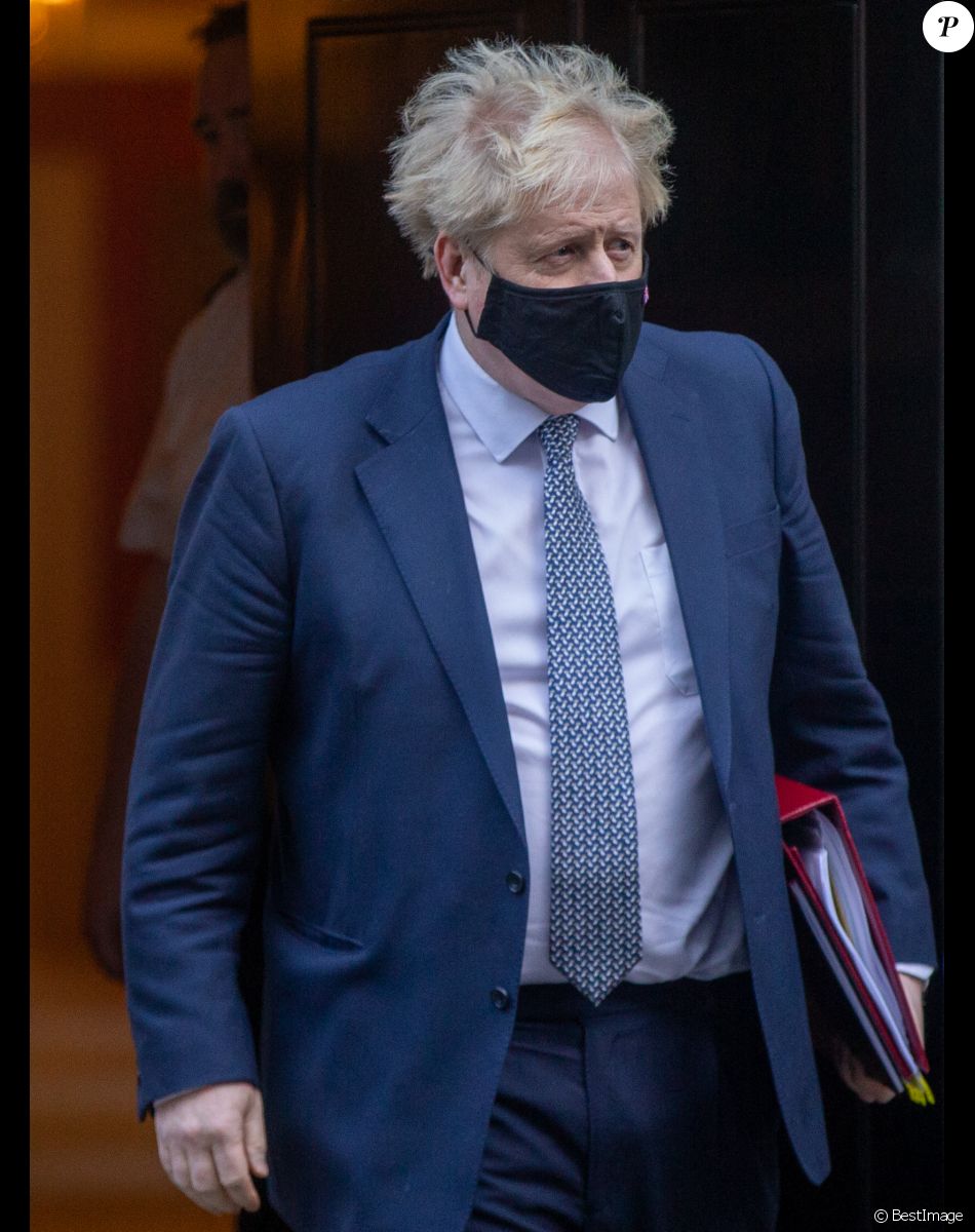 Le Premier ministre britannique Boris Johnson, au coeur d'un scandale, se rend au Parlement à Londres, le 12 janvier 2022. Boris Johnson a participé à une soirée "BYOB" (Apportez vos propres boissons) dans les jardins du 10 Downing Street le 20 mai 2020 en plein confinement lié à la pandémie de coronavirus (Covid-19). Le 12 janvier 2022.