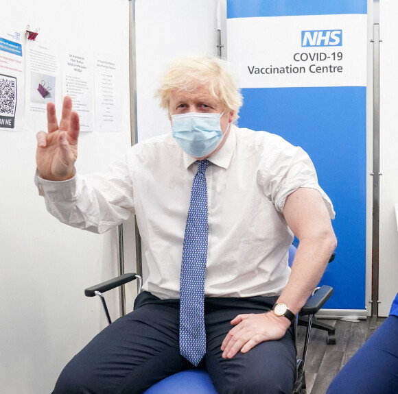 Le Premier ministre britannique Boris Johnson reçoit sa dose de rappel du vaccin contre le coronavirus (Covide-19) à l'hôpital St Thomas à Londres, alors que le variant Omicron prend de l'ampleur. Le 2 décembre 2021.