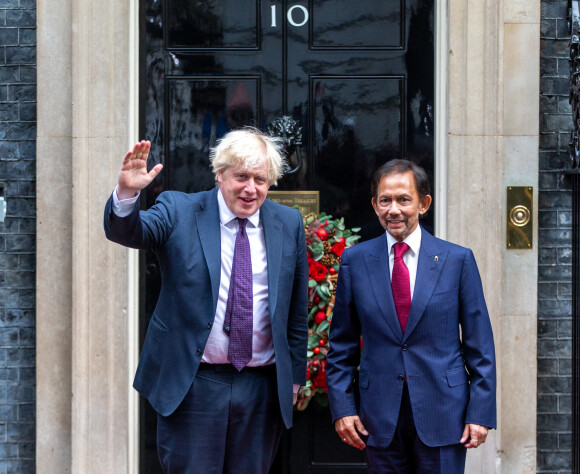 Le premier Britannique Boris Johnson accueille le Sultan de Brunei Hassanal Bolkiah au 10 Downing street à Londres le 3 décembre 2021
