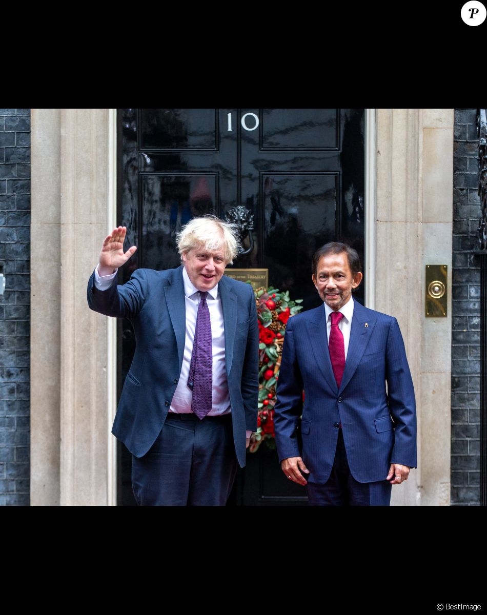 Le premier Britannique Boris Johnson accueille le Sultan de Brunei Hassanal Bolkiah au 10 Downing street à Londres le 3 décembre 2021