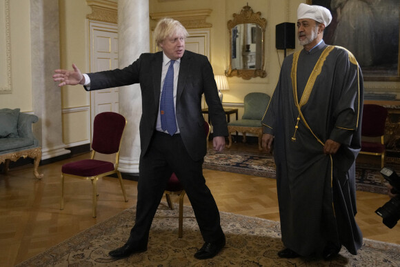 Le Premier ministre britannique Boris Johnson reçoit le Sultan d'Oman, Haïtham ben Tariq au 10 Downing Street à Londres, le 16 décembre 2021.