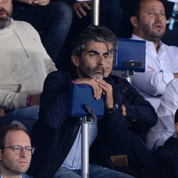 Ary Abittan - People en tribunes du match de football en ligue 1 Uber Eats : Le PSG (Paris Saint-Germain) remporte la victoire 2-1 contre Lyon au Parc des Princes à Paris le 19 septembre 2021.
