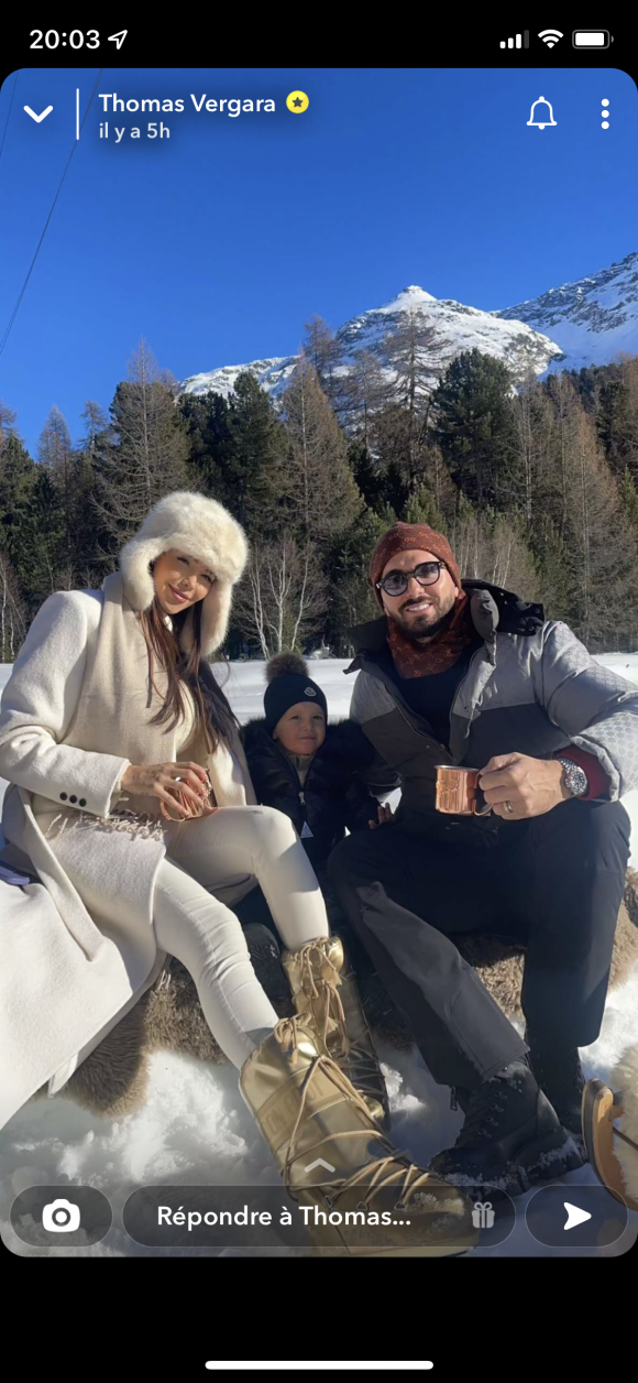Nabilla en vacances au ski avec son amoureux Thomas Vergara et leur fils Milann, en janvier 2022.