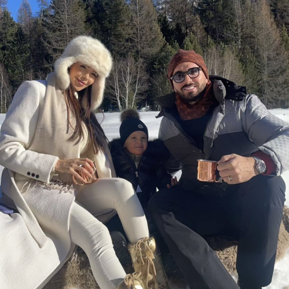 Nabilla en vacances au ski avec son amoureux Thomas Vergara et leur fils Milann, en janvier 2022.