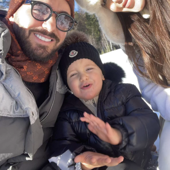Nabilla en vacances au ski avec son amoureux Thomas Vergara et leur fils Milann, en janvier 2022.