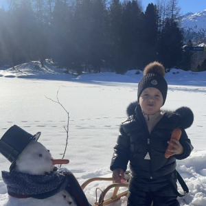 Nabilla en vacances au ski avec son amoureux Thomas Vergara et leur fils Milann, en janvier 2022.