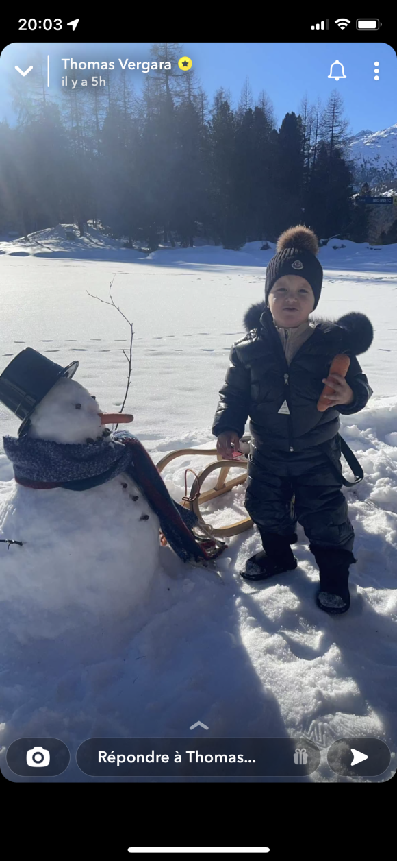 Nabilla en vacances au ski avec son amoureux Thomas Vergara et leur fils Milann, en janvier 2022.