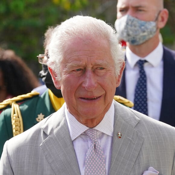 Le prince Charles, prince de Galles assiste à une réception à la State House de Bridgetown, à la Barbade, après une cérémonie marquant la transition du pays vers une république au sein du Commonwealth le 30 novembre 2021.