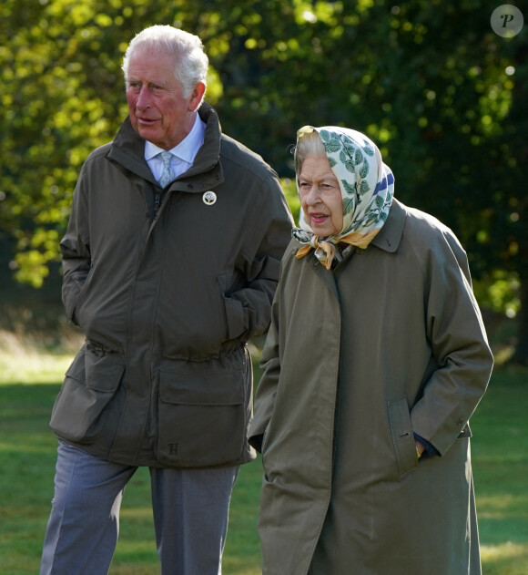 La reine Elizabeth II d'Angleterre et le prince Charles, prince de Galles, lancent le début de la saison de plantation officielle du Queen's Green Canopy (QGC) au domaine de Balmoral, Royaume Uni, le 1er octobre 2021.