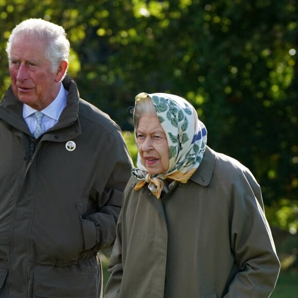 La reine Elizabeth II d'Angleterre et le prince Charles, prince de Galles, lancent le début de la saison de plantation officielle du Queen's Green Canopy (QGC) au domaine de Balmoral, Royaume Uni, le 1er octobre 2021.