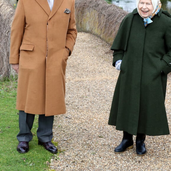 La reine Elisabeth II d'Angleterre et le prince Charles, prince de Galles, lors d'une promenade printanière dans les jardins de Frogmore House sur le domaine de Windsor, Royaume Uni, le 2 avril 2021.