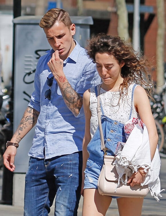 Exclusif - Le footballeur Lucas Digne (FC Barcelone) et sa femme Tiziri se baladent à Barcelone le 14 mars 2017.