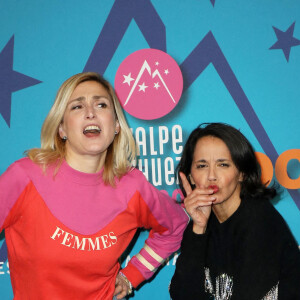 Julie Gayet et Sophia Aram - Photocall de la soirée lors de la 25ème édition du Festival international du film de comédie de l'Alpe d'Huez le 18 janvier 2022. © Dominique Jacovides / Bestimage