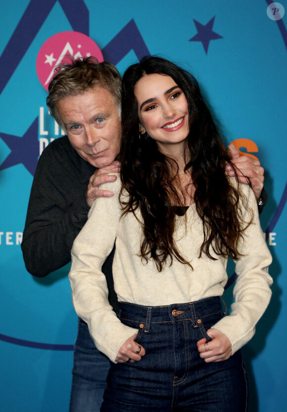 Louna Espinosa et Franck Dubosc - Photocall de la soirée lors de la 25ème édition du Festival international du film de comédie de l'Alpe d'Huez le 18 janvier 2022. © Dominique Jacovides / Bestimage