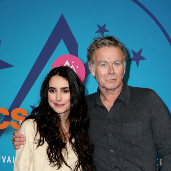 Louna Espinosa et Franck Dubosc - Photocall de la soirée lors de la 25ème édition du Festival international du film de comédie de l'Alpe d'Huez le 18 janvier 2022. © Dominique Jacovides / Bestimage