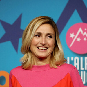 Julie Gayet - Photocall de la soirée lors de la 25ème édition du Festival international du film de comédie de l'Alpe d'Huez le 18 janvier 2022. © Dominique Jacovides / Bestimage