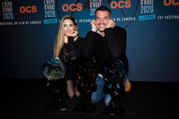 Arnaud Ducret et sa compagne Claire Francisci dans la press room du 23ème festival international du film de comédie de l'Alpe d'Huez, le 18 janvier 2020. © Cyril Moreau/Bestimage