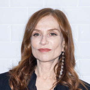 Isabelle Huppert au photocall du défilé Ami automne-hiver 2022/2023 dans le cadre de la Fashion Week de Paris, France, le 19 janvier 2022. Olivier Borde/bestimage 