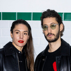 Pierre Niney et sa femme Natasha Andrew au photocall du défilé Ami automne-hiver 2022/2023 dans le cadre de la Fashion Week de Paris, France, le 19 janvier 2022. Olivier Borde/bestimage 