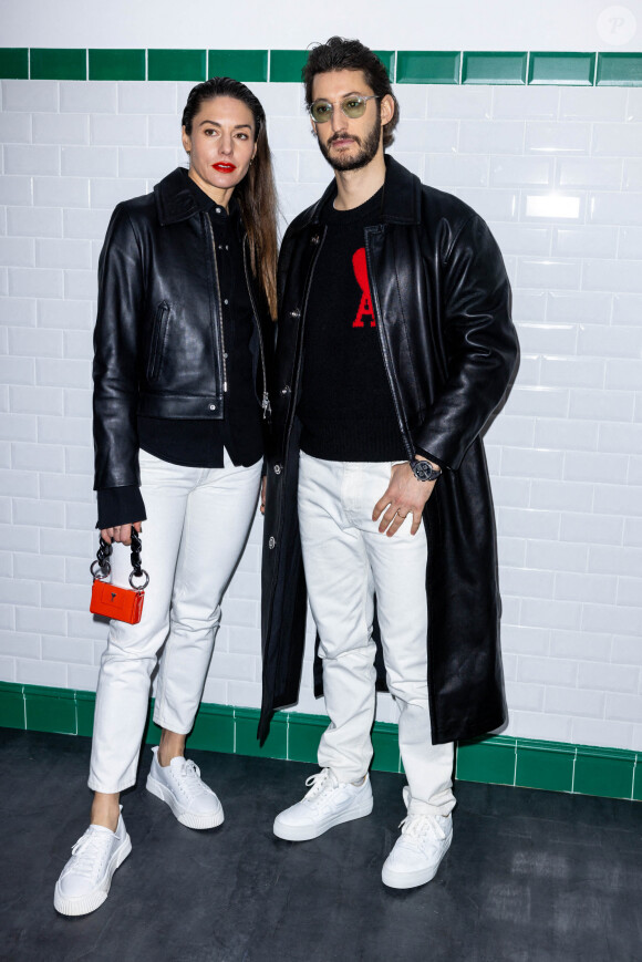 Pierre Niney et sa femme Natasha Andrew au photocall du défilé Ami automne-hiver 2022/2023 dans le cadre de la Fashion Week de Paris, France, le 19 janvier 2022. Olivier Borde/bestimage 