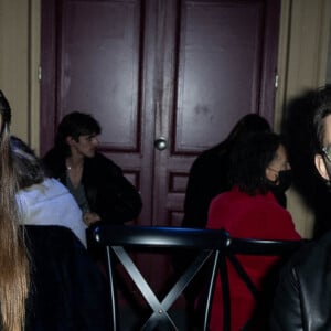 Pierre Niney et sa femme Natasha Andrew au front row du défilé Ami automne-hiver 2022/2023 dans le cadre de la Fashion Week de Paris, France, le 19 janvier 2022. Olivier