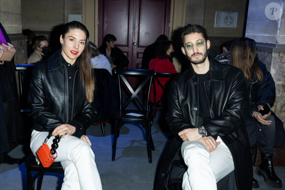 Pierre Niney et sa femme Natasha Andrew au front row du défilé Ami automne-hiver 2022/2023 dans le cadre de la Fashion Week de Paris, France, le 19 janvier 2022. Olivier