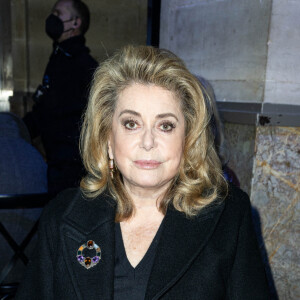 Catherine Deneuve au front row du défilé Ami automne-hiver 2022/2023 dans le cadre de la Fashion Week de Paris, France, le 19 janvier 2022. Olivier Borde/bestimage 