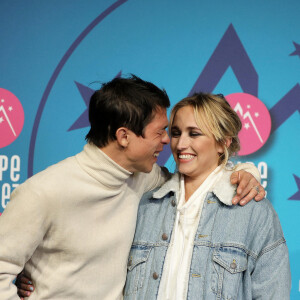 Chloé Jouannet et son compagnon Sandor Funtek - Photocall de la soirée lors de la 25ème édition du Festival international du film de comédie de l'Alpe d'Huez le 20 janvier 2022 © Dominique Jacovides / Bestimage
