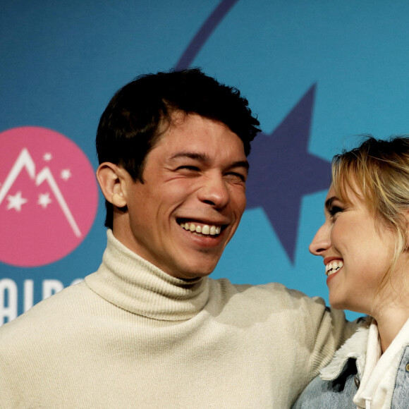 Chloé Jouannet et son compagnon Sandor Funtek - Photocall de la soirée lors de la 25ème édition du Festival international du film de comédie de l'Alpe d'Huez le 20 janvier 2022 © Dominique Jacovides / Bestimage