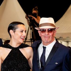 Jehnny Beth, Jacques Audiard - Montée des marches du film "Les Olympiades" lors du 74e Festival de Cannes. Le 14 juillet 2021. © Borde-Jacovides-Moreau / Bestimage