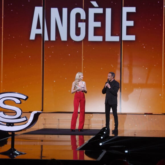 Exclusif -  La chanteuse Angele et Nikos Aliagas - Enregistrement de l'émission "La Chanson secrète 10" diffusée sur TF1 le 22 janvier 2022 © Cyril Moreau / Bestimage