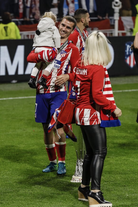 Antoine Griezmann, sa femme Erika Choperena et leur fille Mia lors de la finale de la Ligue Europa, l'Olympique de Marseille contre l'Atlético de Madrid au stade Groupama à Decines-Charpieu banlieue de Lyon, France, le 17 mai 2018. L'Atlético de Madrid a gagné 3-0.