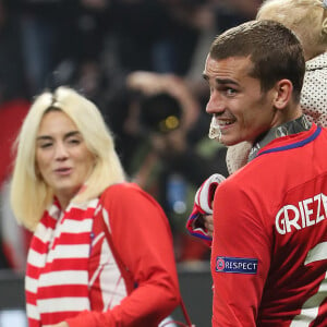 Antoine Griezmann, sa femme Erika Choperena et leur fille Mia avec la coupe de la Ligue Europa après la finale de la Ligue Europa, l'Olympique de Marseille contre l'Atlético de Madrid au stade Groupama à Decines-Charpieu banlieue de Lyon, France. © Cyril Moreau/Bestimage