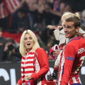 Antoine Griezmann, sa femme Erika Choperena et leur fille Mia avec la coupe de la Ligue Europa après la finale de la Ligue Europa, l'Olympique de Marseille contre l'Atlético de Madrid au stade Groupama à Decines-Charpieu banlieue de Lyon, France, le 16 mai 2018. L'Atlético de Madrid a gagné 3-0. © Cyril Moreau/Bestimage