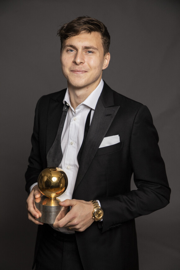 Exclusif - Rendez-vous avec le footballeur suédois Victor Nilsson Lindelof (Manchester United) avec son ballon d'or à Stockholm le 12 novembre 2018.