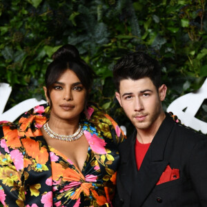 Priyanka Chopra et son mari Nick Jonas au photocall de la soirée des "British Fashion Awards 2021" à Londres, le 29 novembre 2021. 