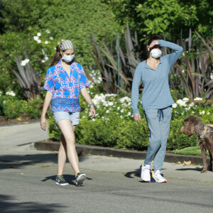 Teri Hatcher et sa fille Emerson Tenney font une promenade sportive à Los Angeles le 17 juin 2020.