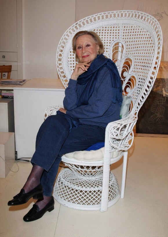 L'élégante Michèle Morgan présente différentes oeuvres de sa collection de peinture. Décembre 2009