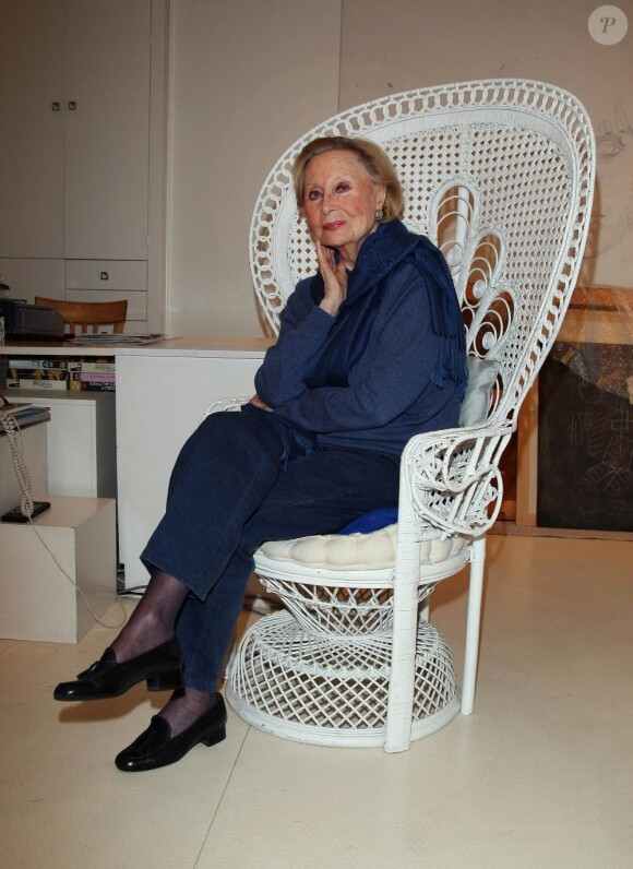 L'élégante Michèle Morgan présente différentes oeuvres de sa collection de peinture. Décembre 2009